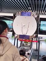 和弟弟一起去参加航天展